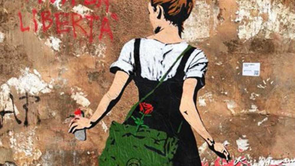 Una ragazza di spalle con una rosa nella borsa, il nuovo murale di Tvboy a Roma