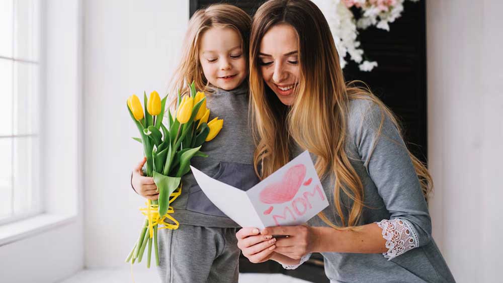 Regali, fiori e mimose non bastano, servono politiche concrete per le mamme
