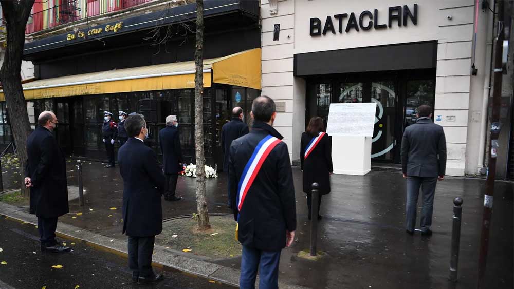 Anniversario del Bataclan, Parigi ricorda le sue vittime tra musica, silenzio e memoria condivisa
