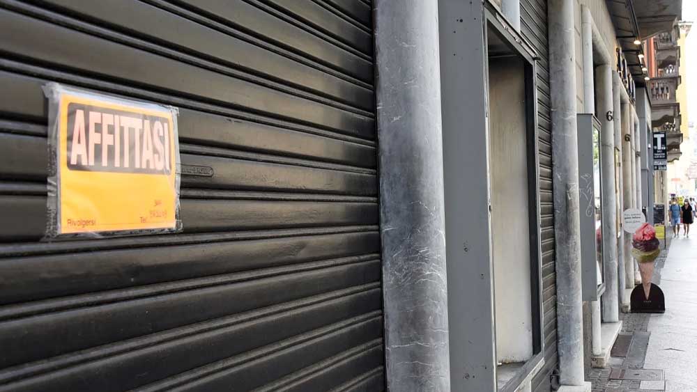 La lunga ritirata dei negozi nelle città italiane